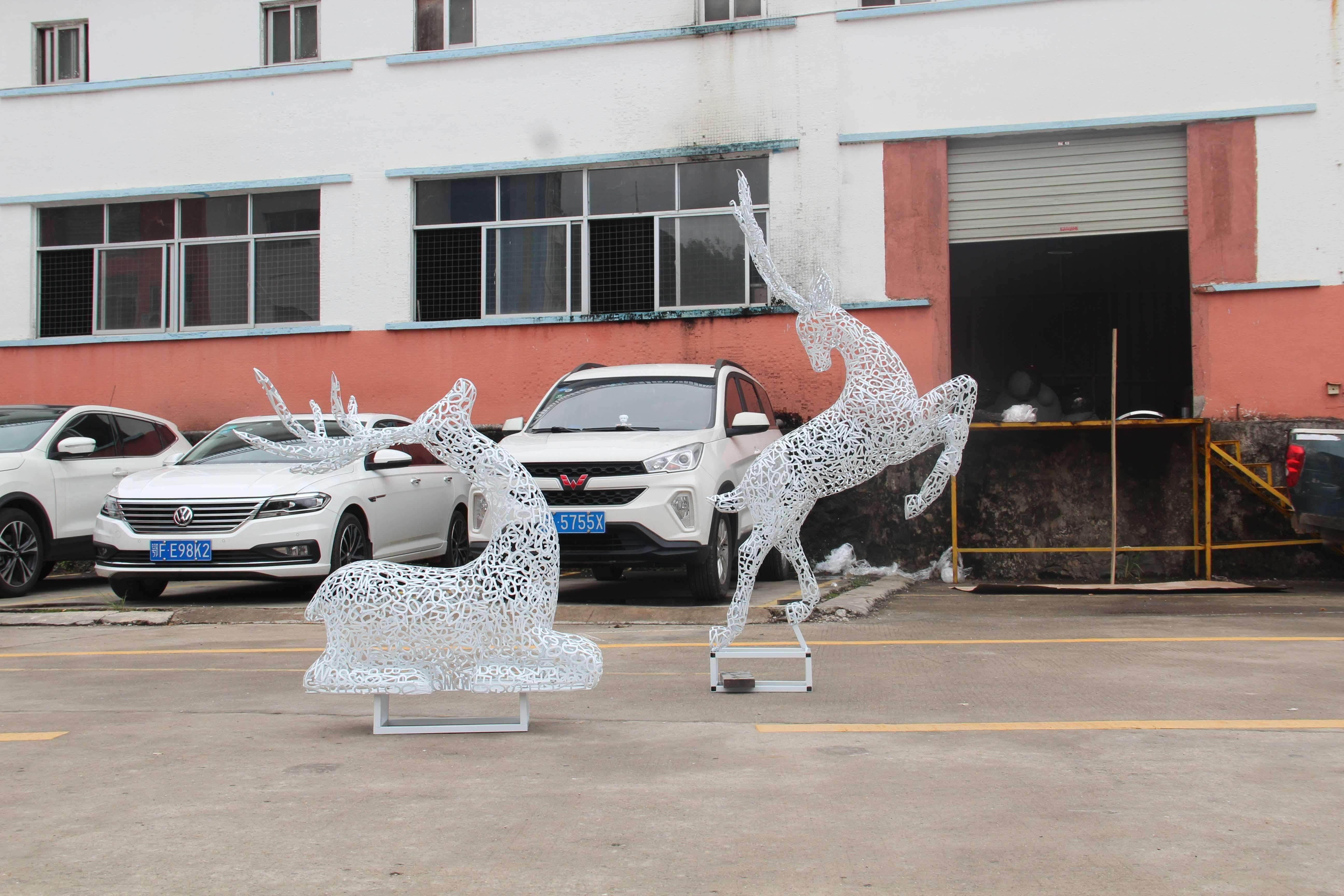 不锈钢新款梅花鹿镀白英文字母鹿林园小区会展艺术雕塑品