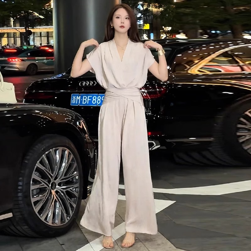 时尚套装女2025夏季新款洋气显瘦减龄设计感短袖上衣阔腿裤两件套
