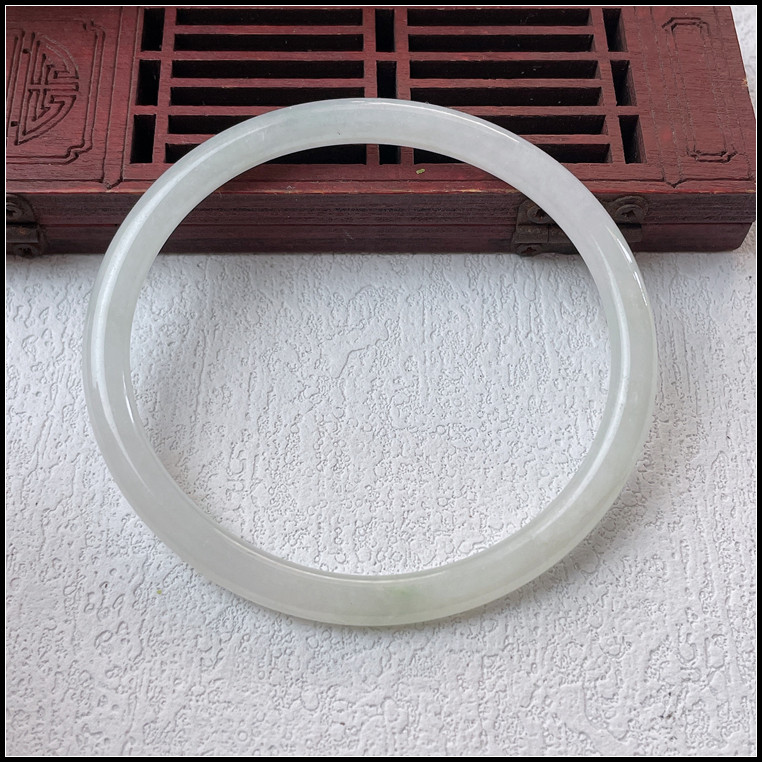 55长内径天然缅甸翡翠A货贵妃手镯冰糯种淡色细圆条叮当镯玉镯子