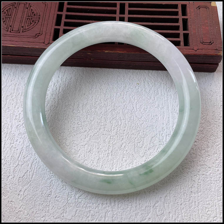 天然缅甸翡翠手镯冰糯飘花