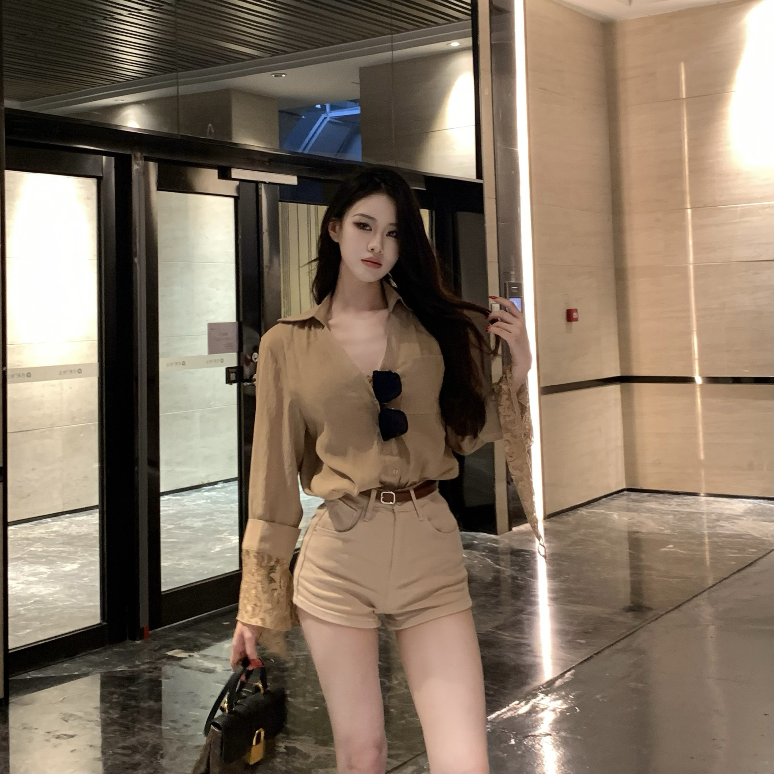 吉妮的宝藏｜假两件蕾丝拼接翻领衬衫女卡其色气质外穿中长款上衣