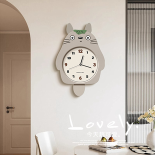 2025新款卡通龙猫钟表客厅饭厅家用可爱挂墙时钟创意静音挂钟挂画