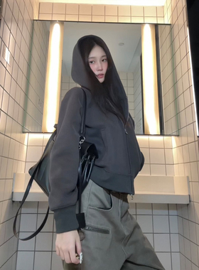Beautget秋季原创潮流正肩短款连帽卫衣女重磅气质深灰色帽衫卫衣