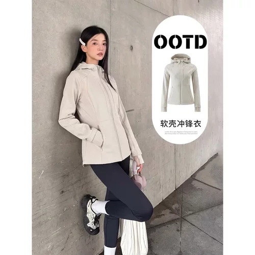 白色软壳冲锋衣外套女款秋冬三合一修身收腰户外爬山穿搭加绒上衣