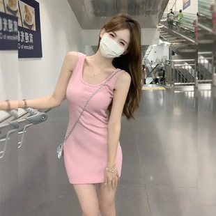 粉色无袖裙吊带女2026新款后妈包臀裙法式修身收腰显瘦连衣裙紧身