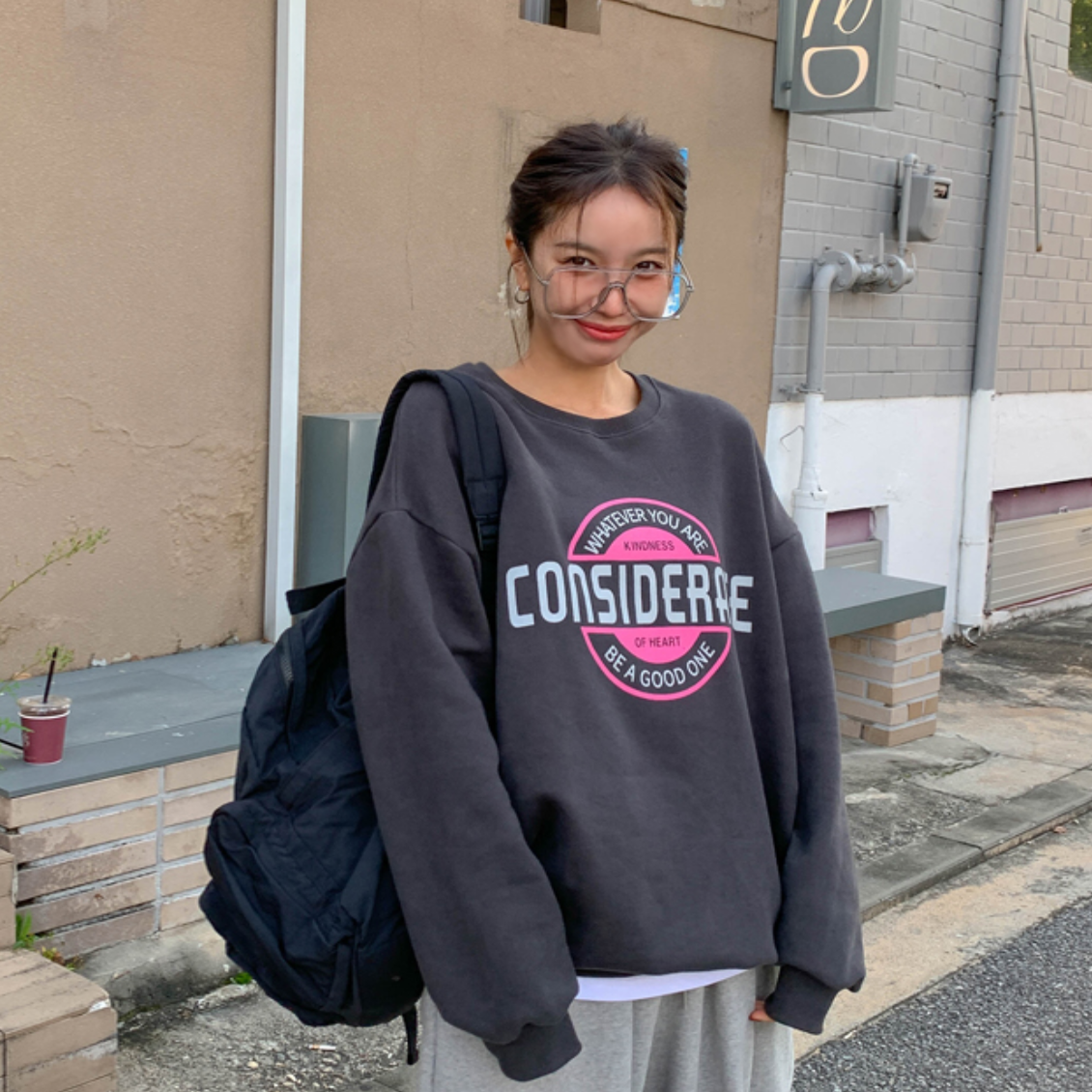 韩国代购大码女装胖mm秋装新品时尚字母徽标图案薄绒长袖卫衣1027