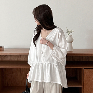 胖mm春装 女装 大码 402 靓丽纯色V领小花边装 饰宽松衬衫 新品 韩国代购