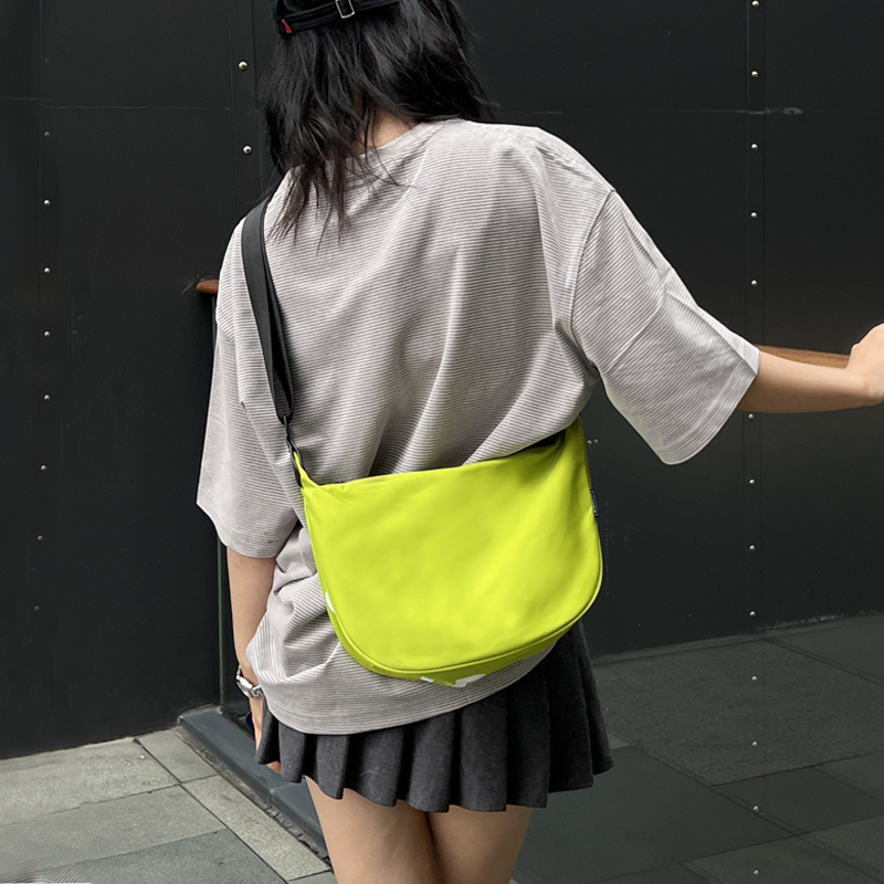 休闲饺子包运动时尚饺子包