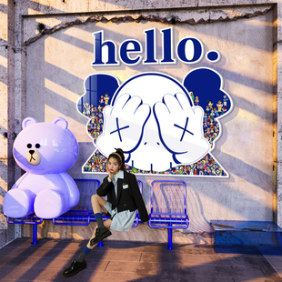 网红公仔打卡拍照区氛围布置奶茶店墙面壁装 饰克莱因蓝吸引人摆件