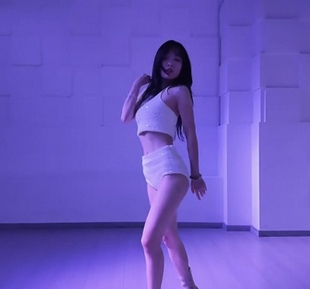 JAVNOVA 毛绒亮片修身套装 半包臀Heels短裤&挂脖背心