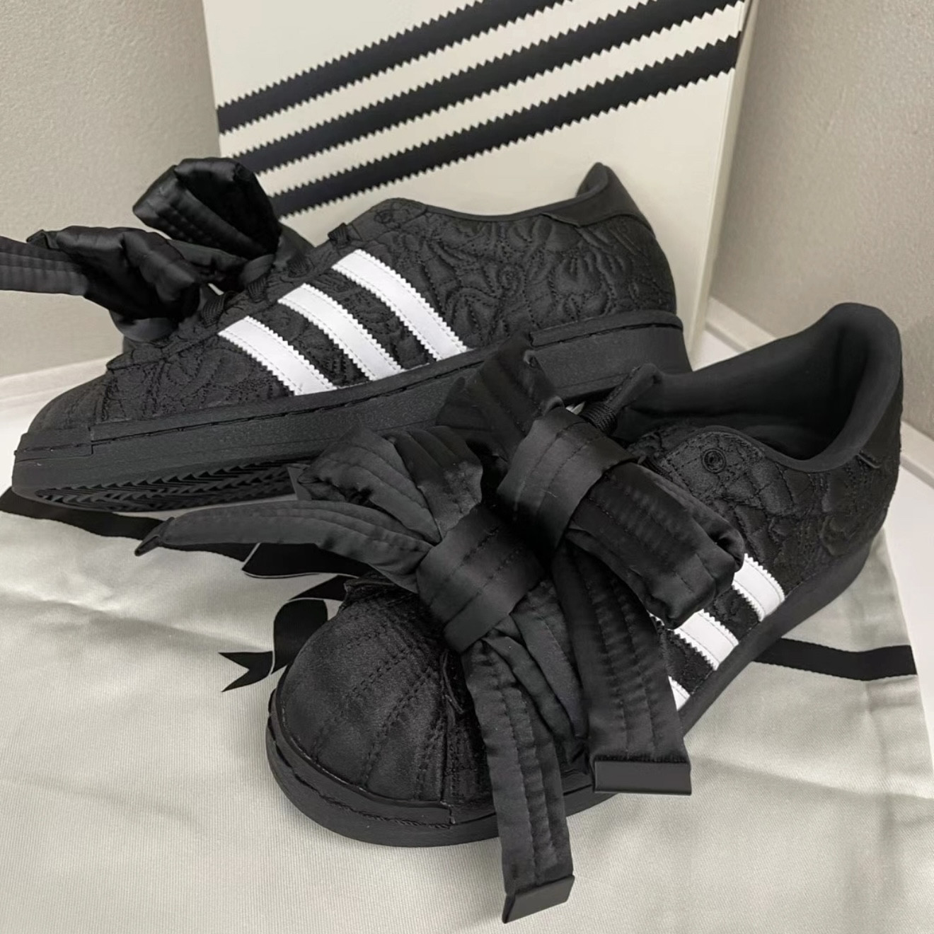 Caroline x Adidas 贝壳头 SL72 蕾丝蝴蝶结运动休闲鞋 JR7978