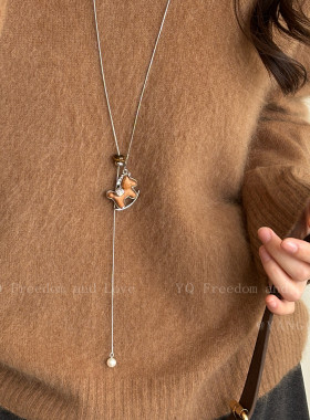 木质小马吊坠项链女款2025新款本命年毛衣链秋冬复古长款丝巾配饰