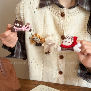 可爱玩偶兔子胸针女款2025新款配大衣别针固定扣小众胸花毛衣配饰