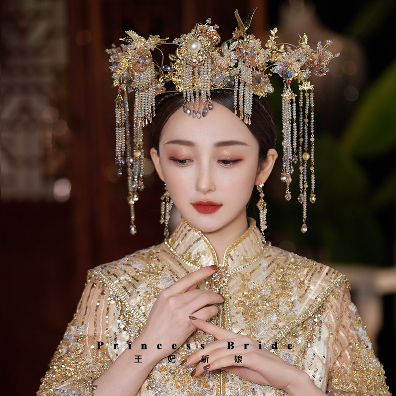 金色古典新娘龙凤褂配饰