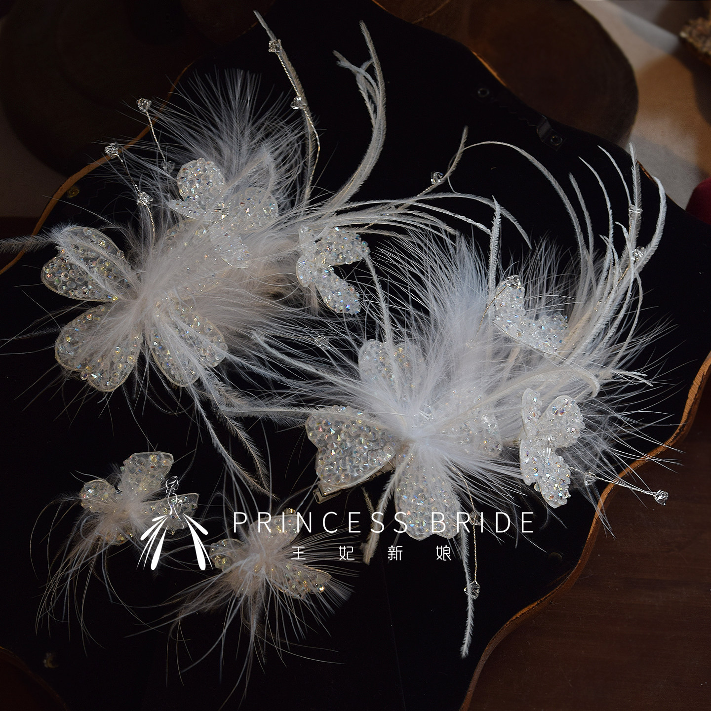 2026新品银白色灵动羽毛闪钻边夹耳饰头饰影楼跟妆盘发晨袍发饰品