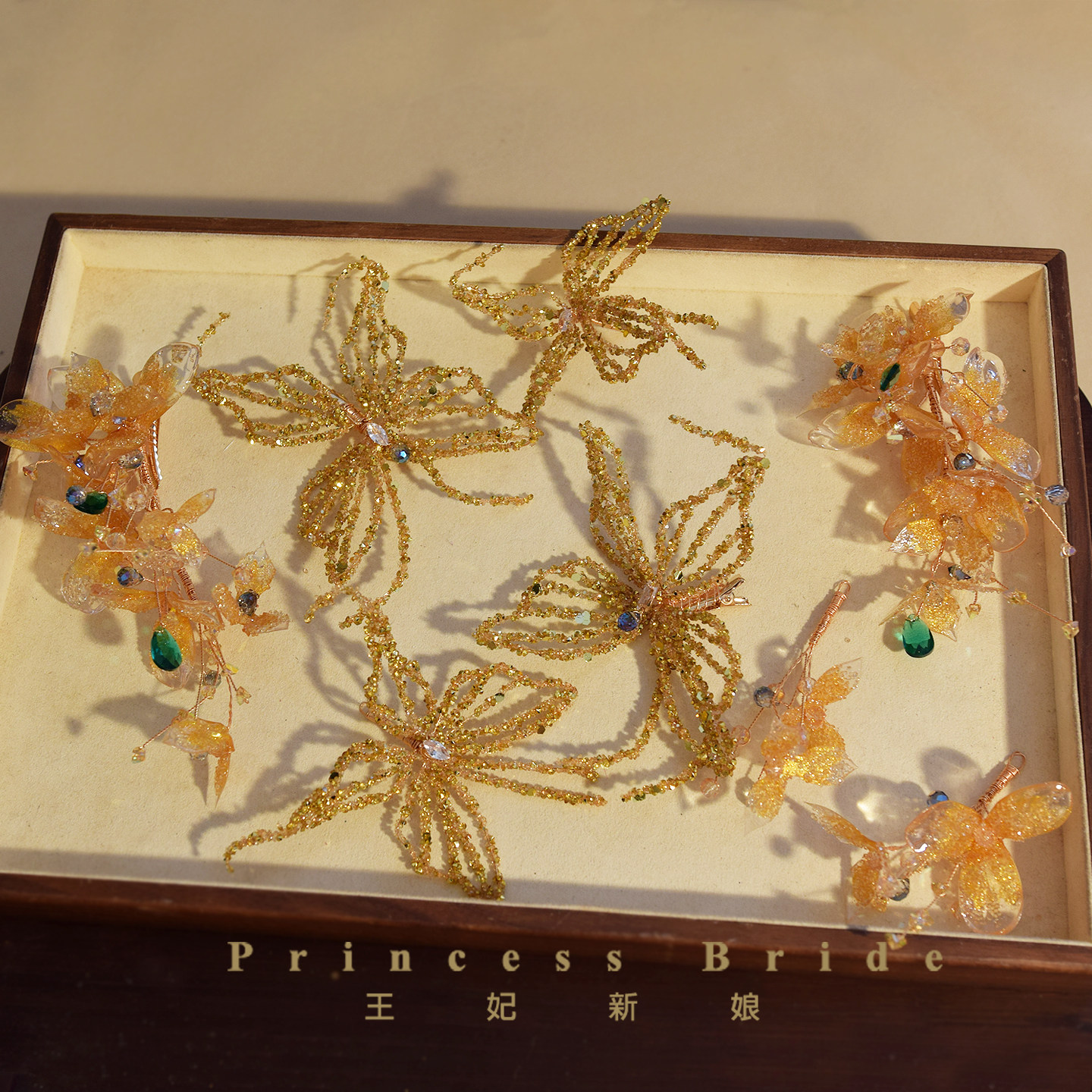 金色侧边蝴蝶发饰晨袍后区头饰