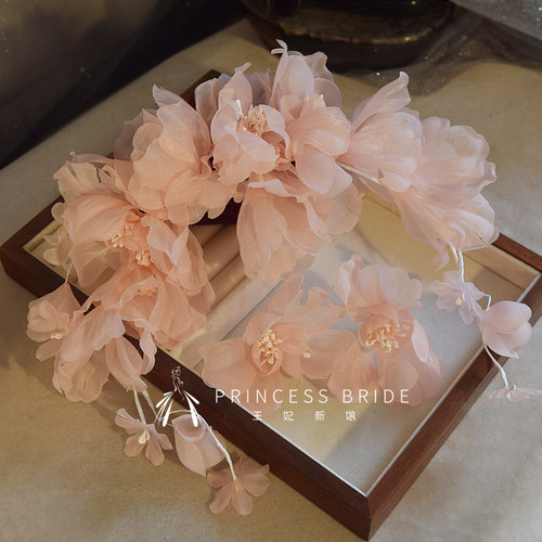 优雅淡粉色头饰盘发造型新娘头饰