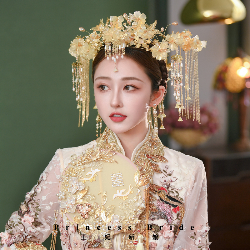 金色奢华大气琉璃秀禾服凤冠后区