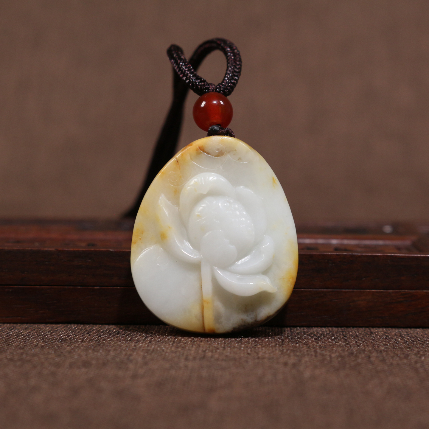 新疆和田白玉籽料红沁皮荷花吊坠莲花开富贵挂件男女礼物玉坠保真