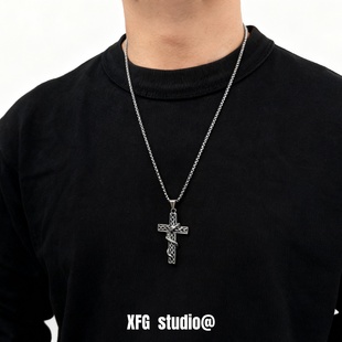 Vintage古着盘蛇缠绕十字架项链复古说唱嘻哈男锁骨链个性钛钢链