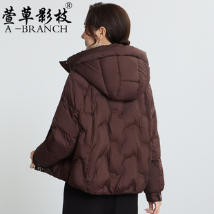 小个子妈妈羽绒服秋冬季短款2025中老年女时尚保暖白鸭绒品牌外套