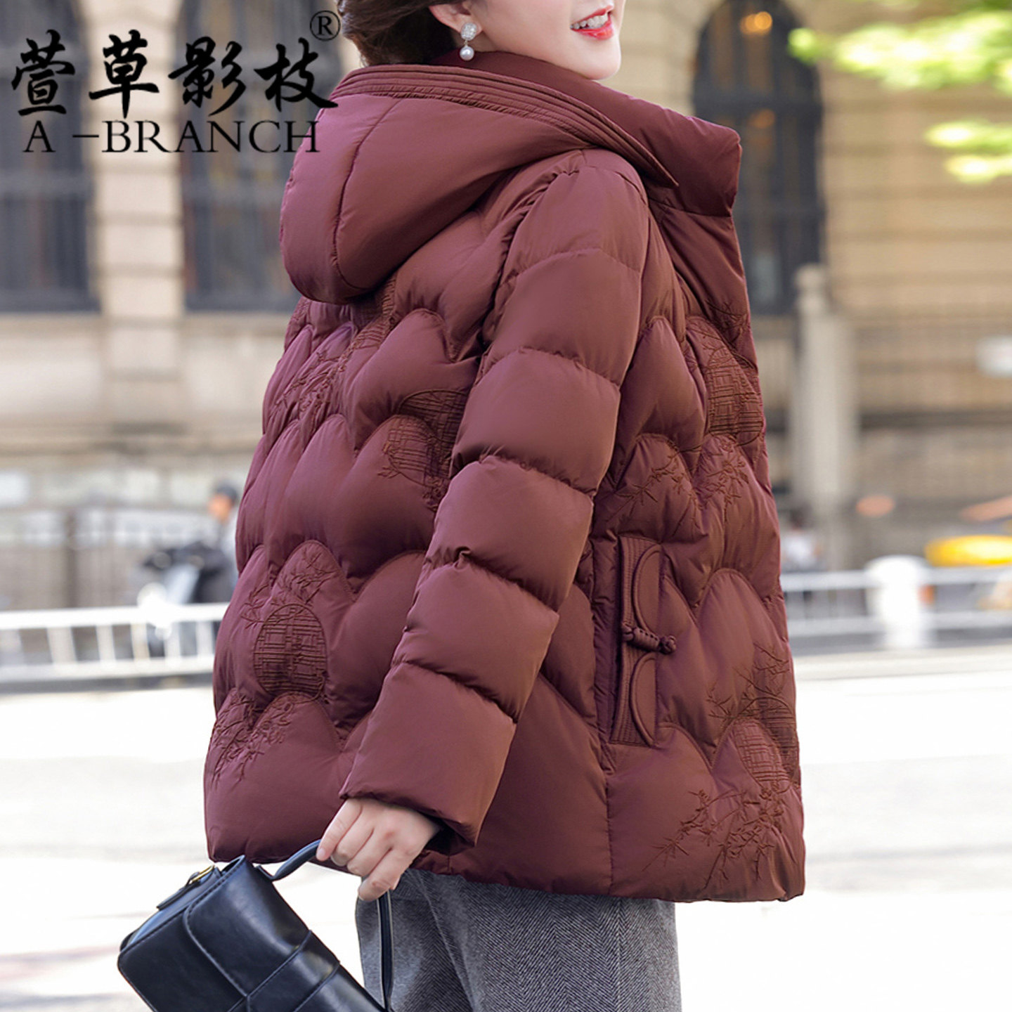 高贵妈妈羽绒服2025新款中老年人女保暖白鸭绒小个子奶奶冬装外套