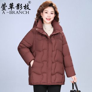 50多岁妈妈冬装羽绒服2025新款中老年女保暖白鸭绒洋气阔太太外套