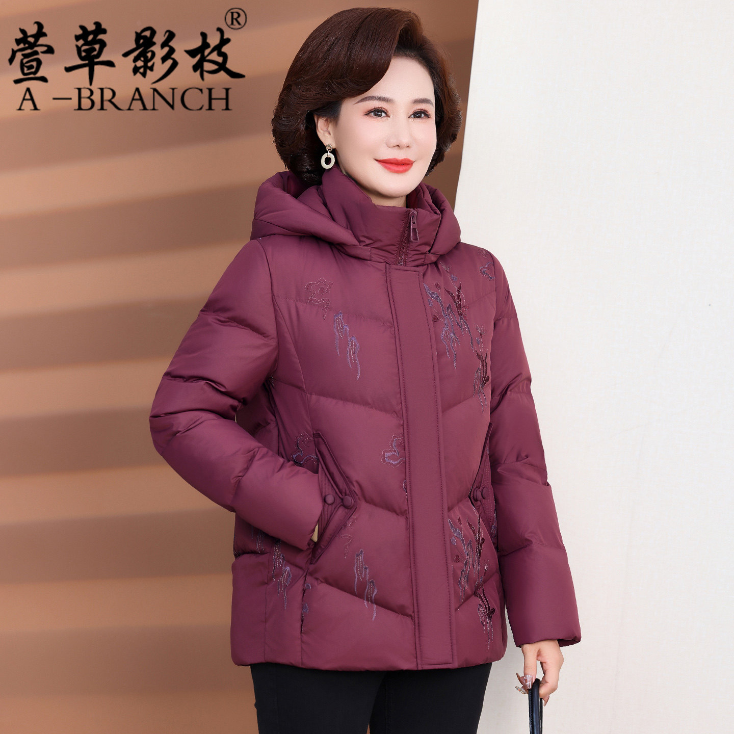 中老年女冬装羽绒服2025新款洋气加厚妈妈装时尚短款高贵夫人外套