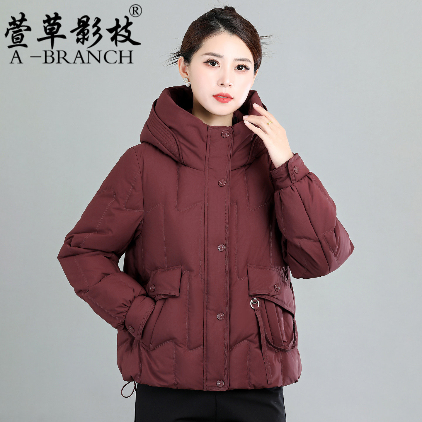 妈妈羽绒服女2025冬季新款白鸭绒中老年短款时尚保暖新年红色外套