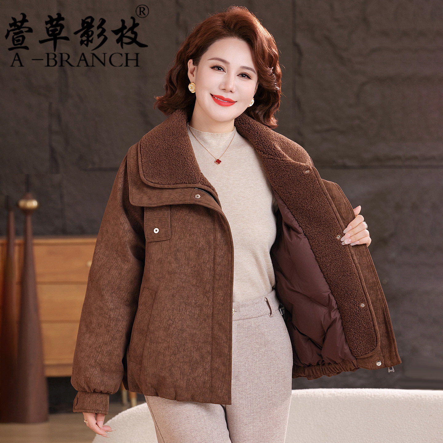 时尚妈妈冬装麂皮绒短款羽绒服2025新款中老年妇女洋气小个子外套