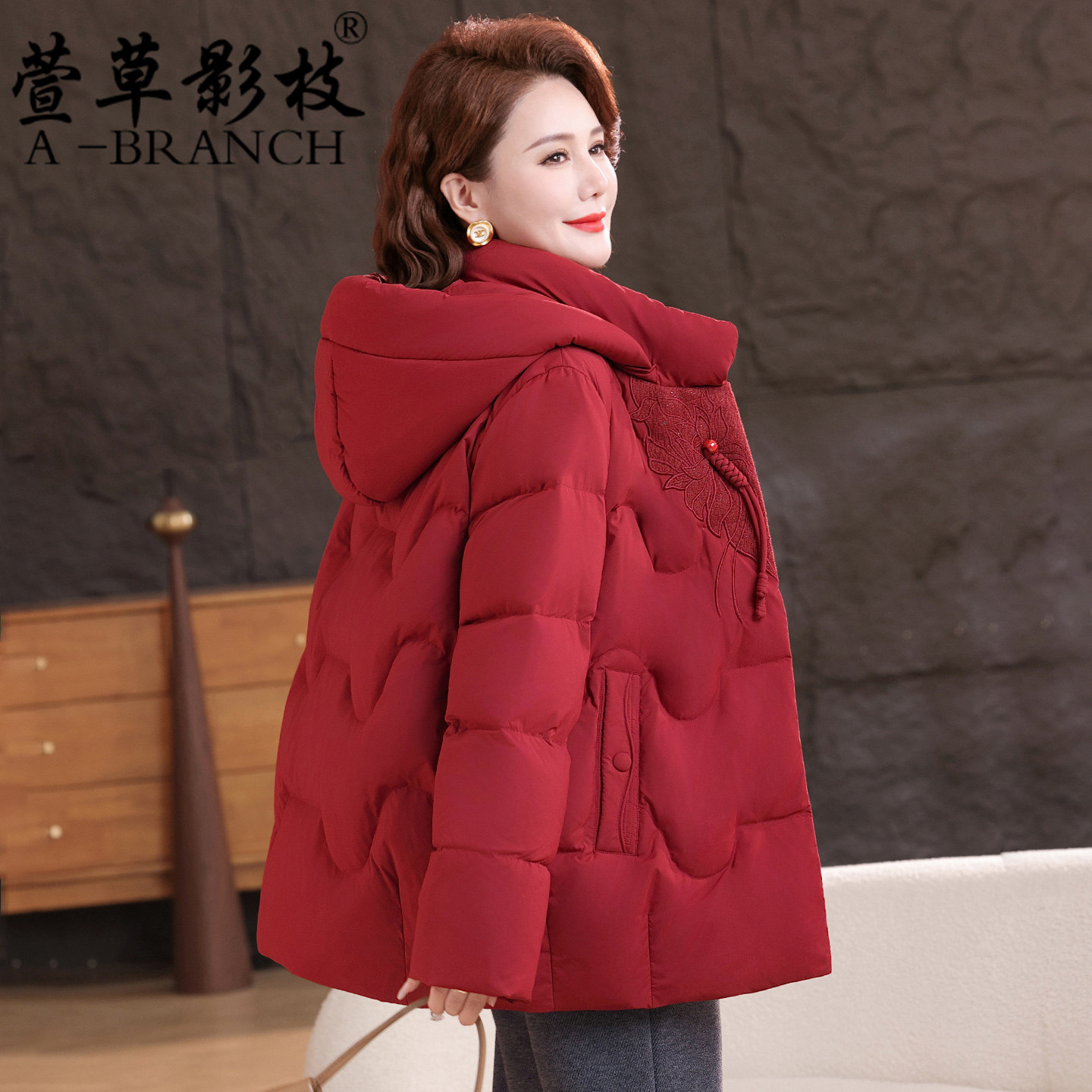 新中式妈妈冬装羽绒服2026中老年女装新年衣服婚宴喜婆婆红色外套