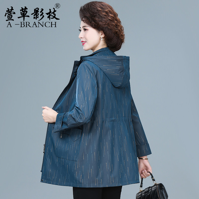 50多岁妈妈春装风衣洋气中老年人女装春秋时尚外套老太太宽松上衣