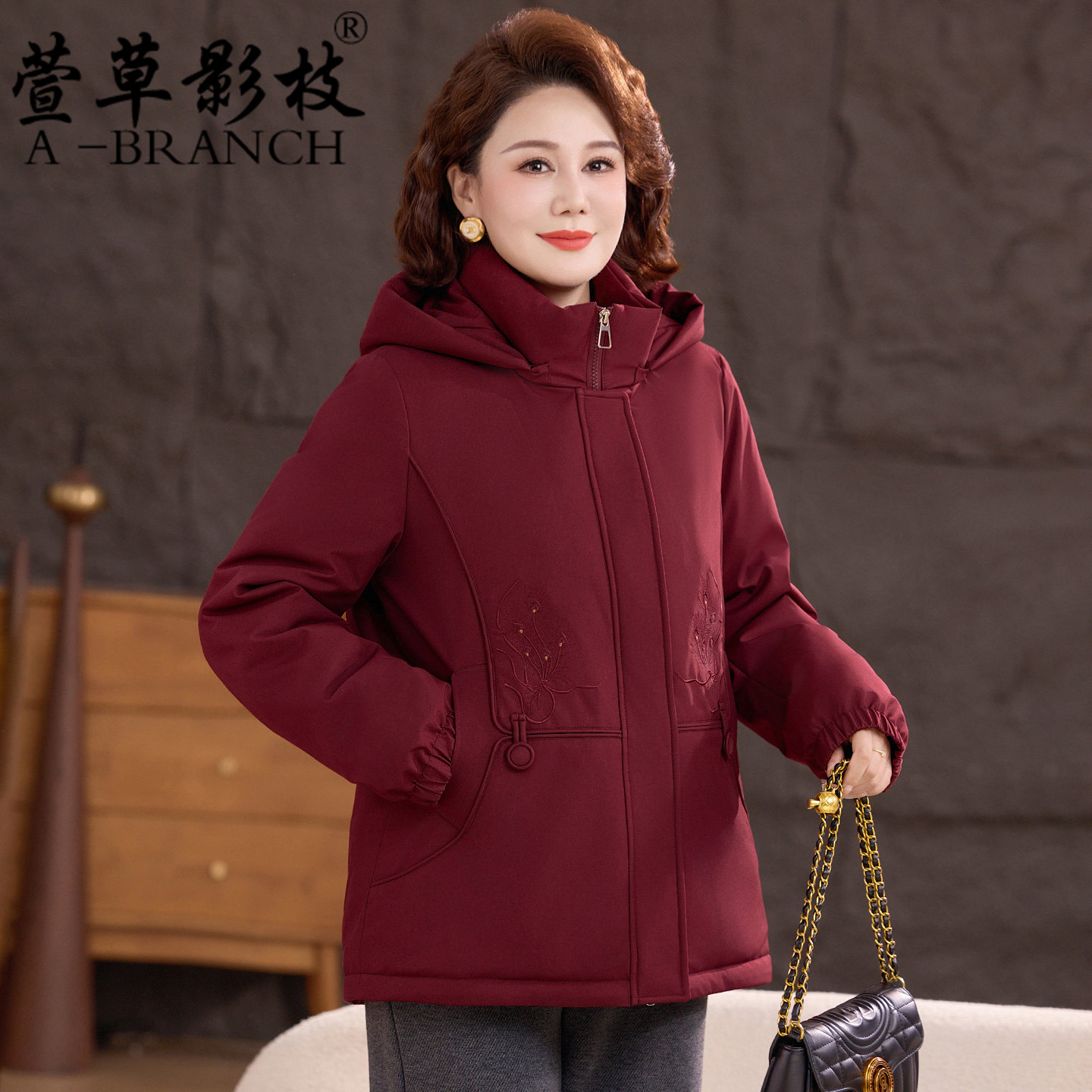 小个子妈妈冬装羽绒服短款新年衣服中老年女红色外套大码加厚上衣