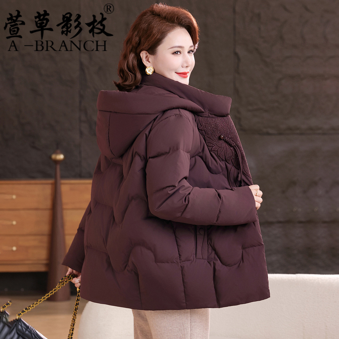 中老年羽绒服女短款2025新款宽松加厚新中式妈妈冬装奶奶洋气外套