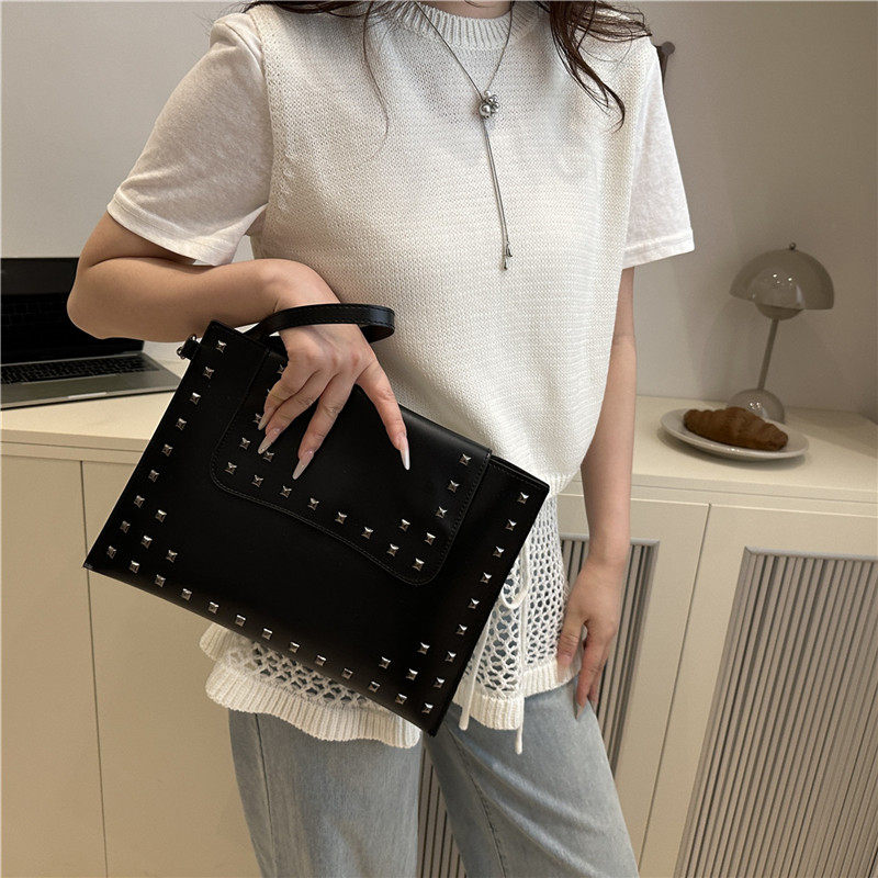 芊舒祺2026新款日韩风铆钉手拿包女黑色小众设计感大容量时尚手包,箱包皮具/热销女包/男包,手拿包,淘宝优惠券,粉丝福利购,淘宝优惠卷