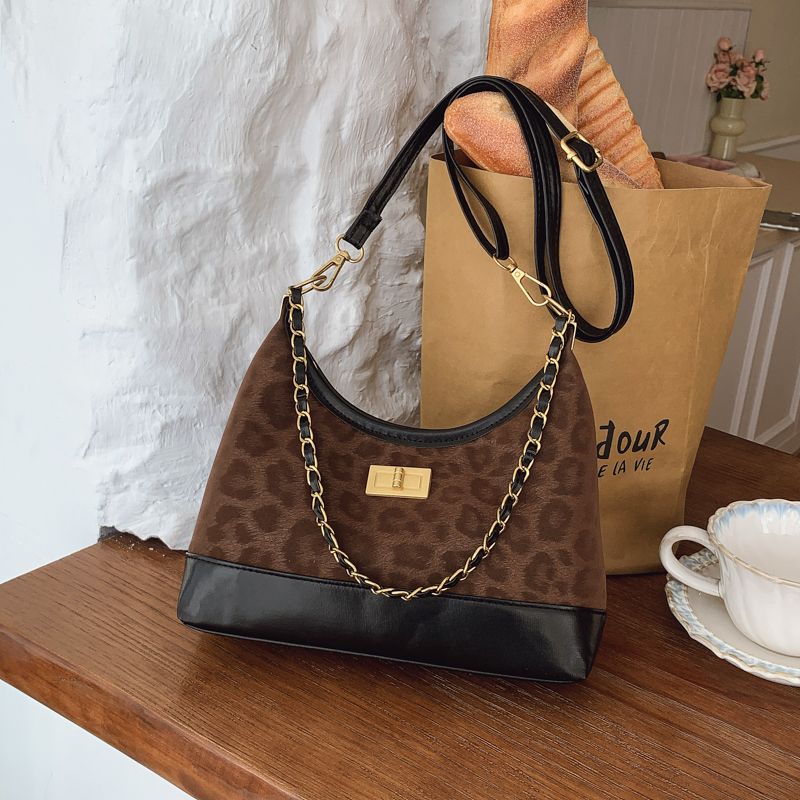 芊舒祺腋下包女2025新款小众复古风棕色新月形单肩包轻奢百搭链条