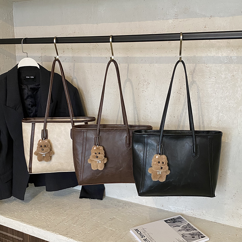 芊舒祺2025新款时尚百搭托特包女大容量通勤单肩包小熊挂件装饰包