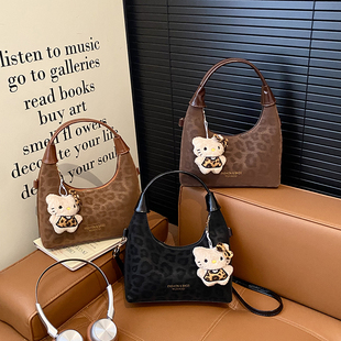 芊舒祺日常搭配纯色腋下包女高级感小熊挂件新月形单肩斜挎包时尚
