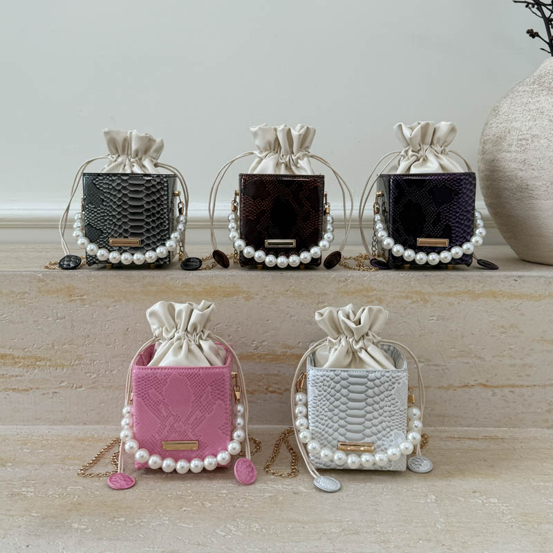 芊舒祺2025新款珍珠链条水桶包女小众设计抽绳束口包洋气高级感