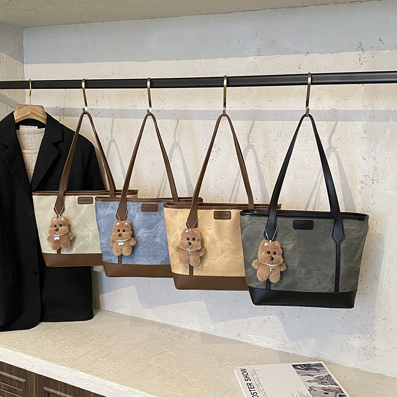 芊舒祺2025新款时尚印花托特包女大容量通勤单肩包小熊挂件手提包