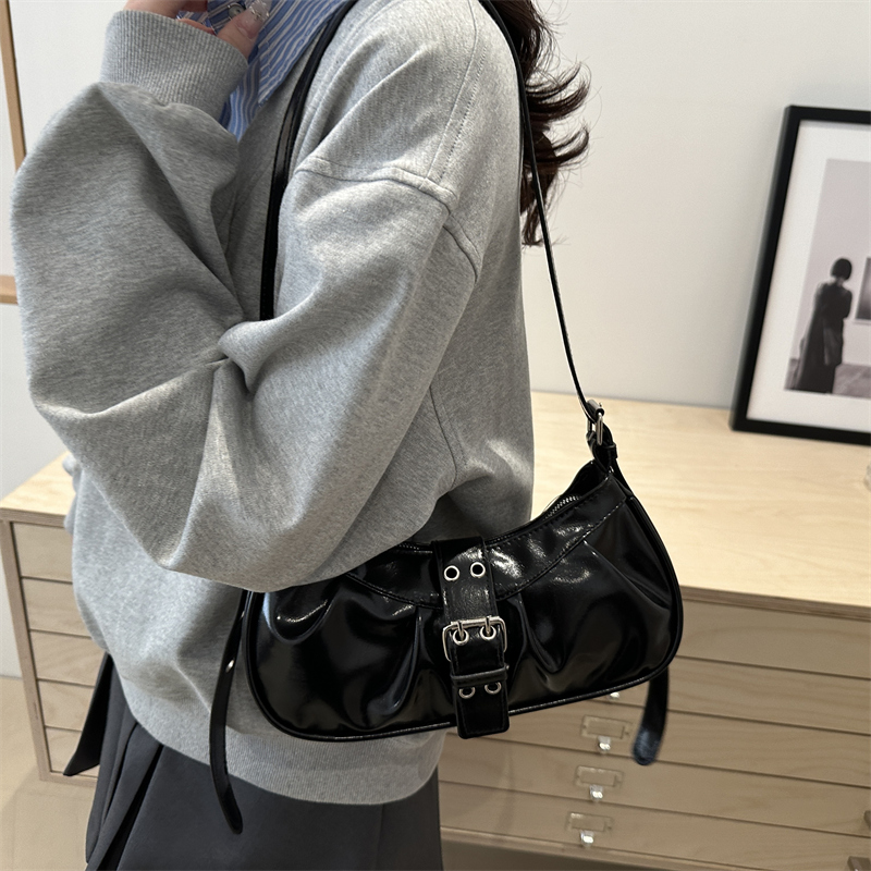 小众包包女2025春季新款时尚通勤单肩腋下包百搭拉链斜挎包法棍包