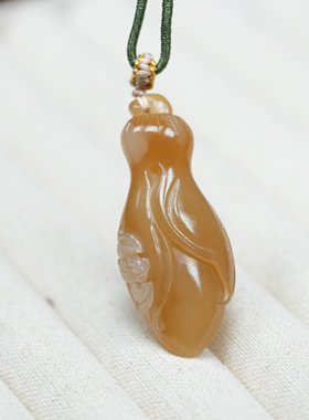 珍藏且末糖！新疆且末金山矿和田玉糖玉玉兰花俏色吊坠 0191