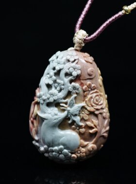一路有你。原矿阿拉善玛瑙苏工俏色梅花鹿牡丹花吊坠5738大师工艺