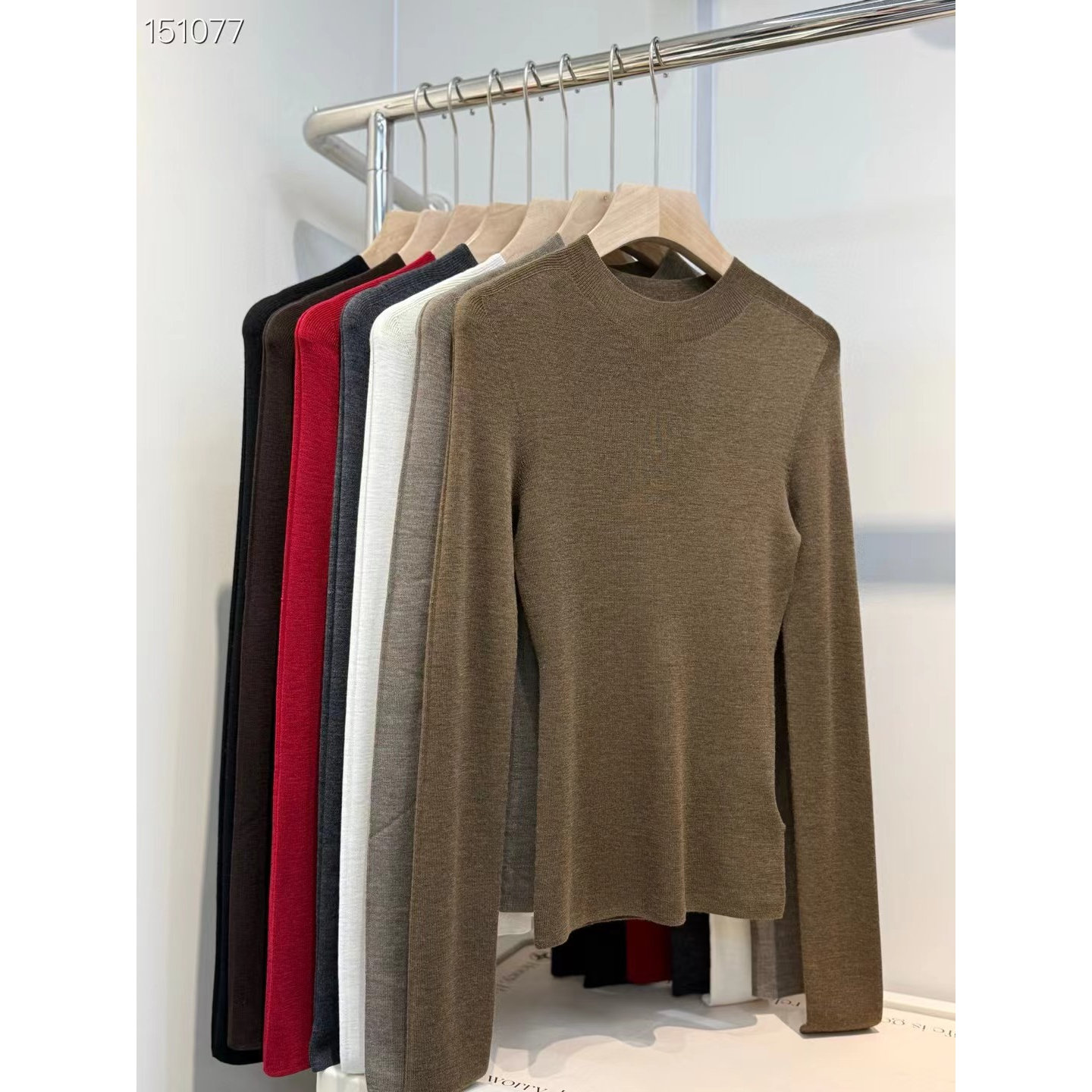 极简风圆领长袖针织衫