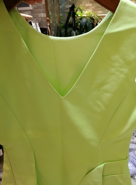 新款V领连衣裙 无袖 不规则裁剪 美 GUZHU