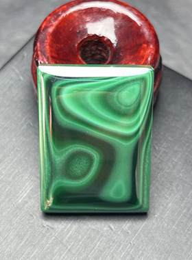 非常有特色的一款无事牌孔雀石挂坠，42×30×7.7mm重量35.8克