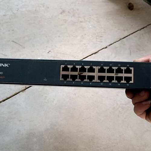 议价TP-LINK TL-SF1016D黑色以太网交换机，金属外