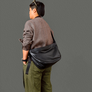 二十四街 经典潮流软牛皮男生饺子包通勤休闲百搭真皮斜挎包