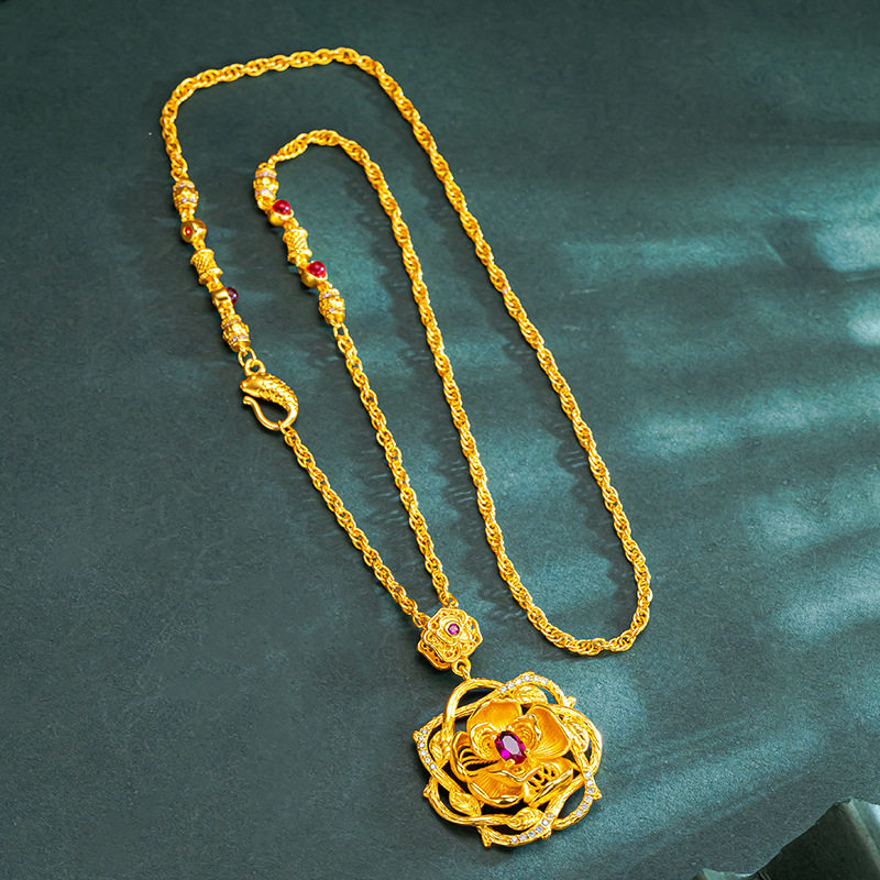 2025黄金色荆刺玫瑰红宝石项链女轻奢花丝镂空镶嵌宝石宫廷锁骨链