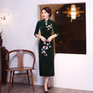 宴会礼服女式2022新款绣花喜婆婆改良旗袍裙长款妈妈金丝绒连衣裙